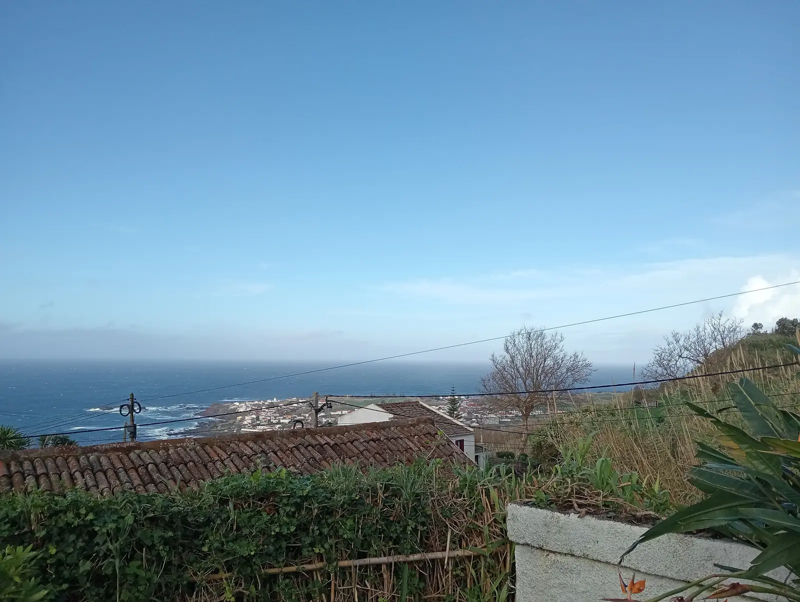 Blick über Dächer und Gärten auf den Atlantik
