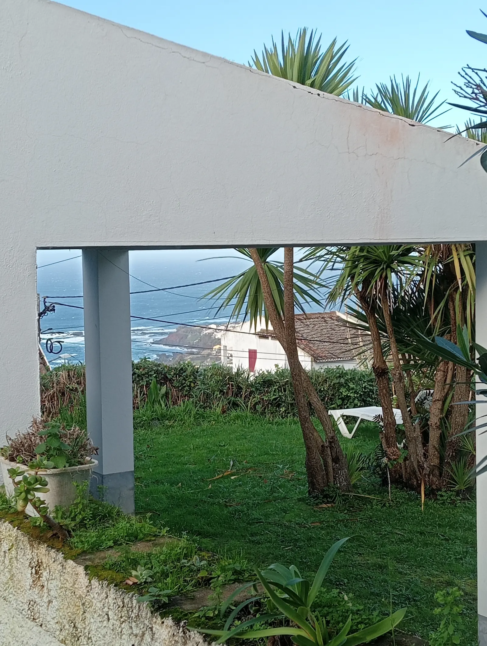 Garten mit Blick über die Hecke bis zum Atlantik