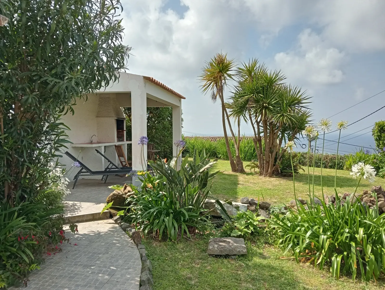 Garten mit Weg zur überdachten Terrasse
