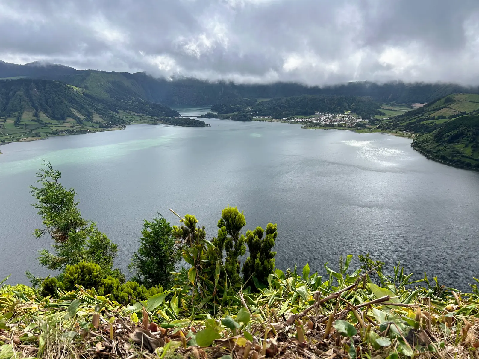 Großer Kratersee unter Wolken