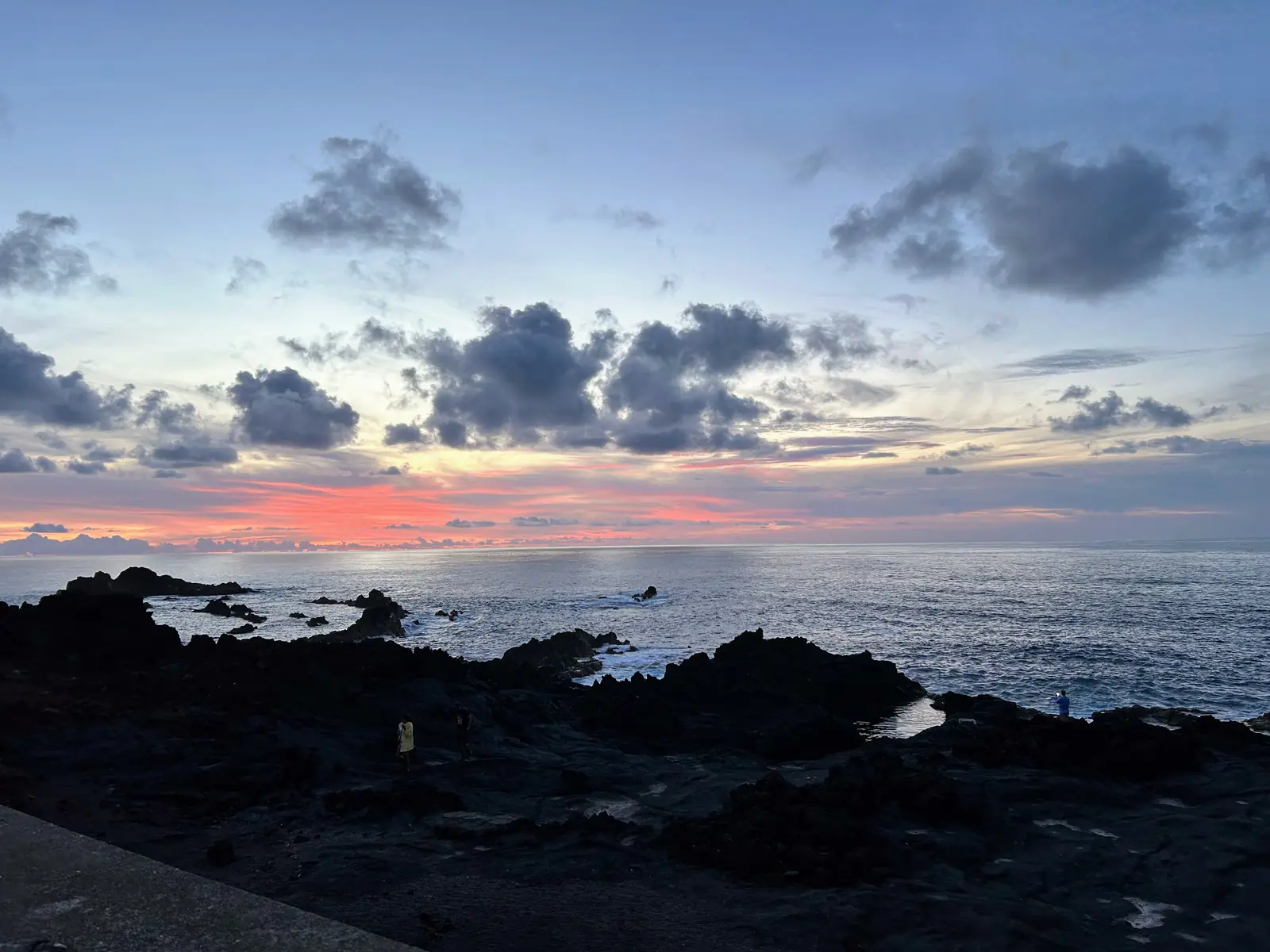 Schwarze Lavafelsen an der Küste in der Abenddämmerung