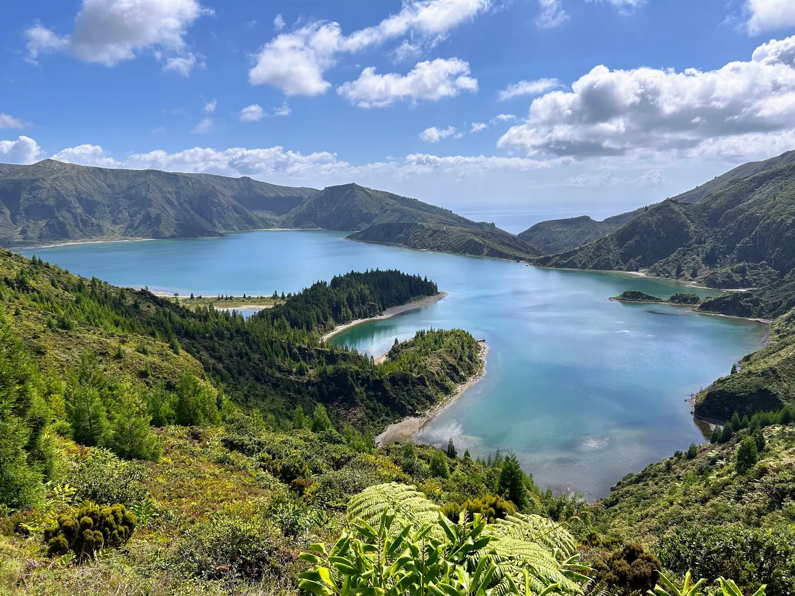 Lagoa do Fogo mit türkisblauem Wasser zwischen grünen Hängen