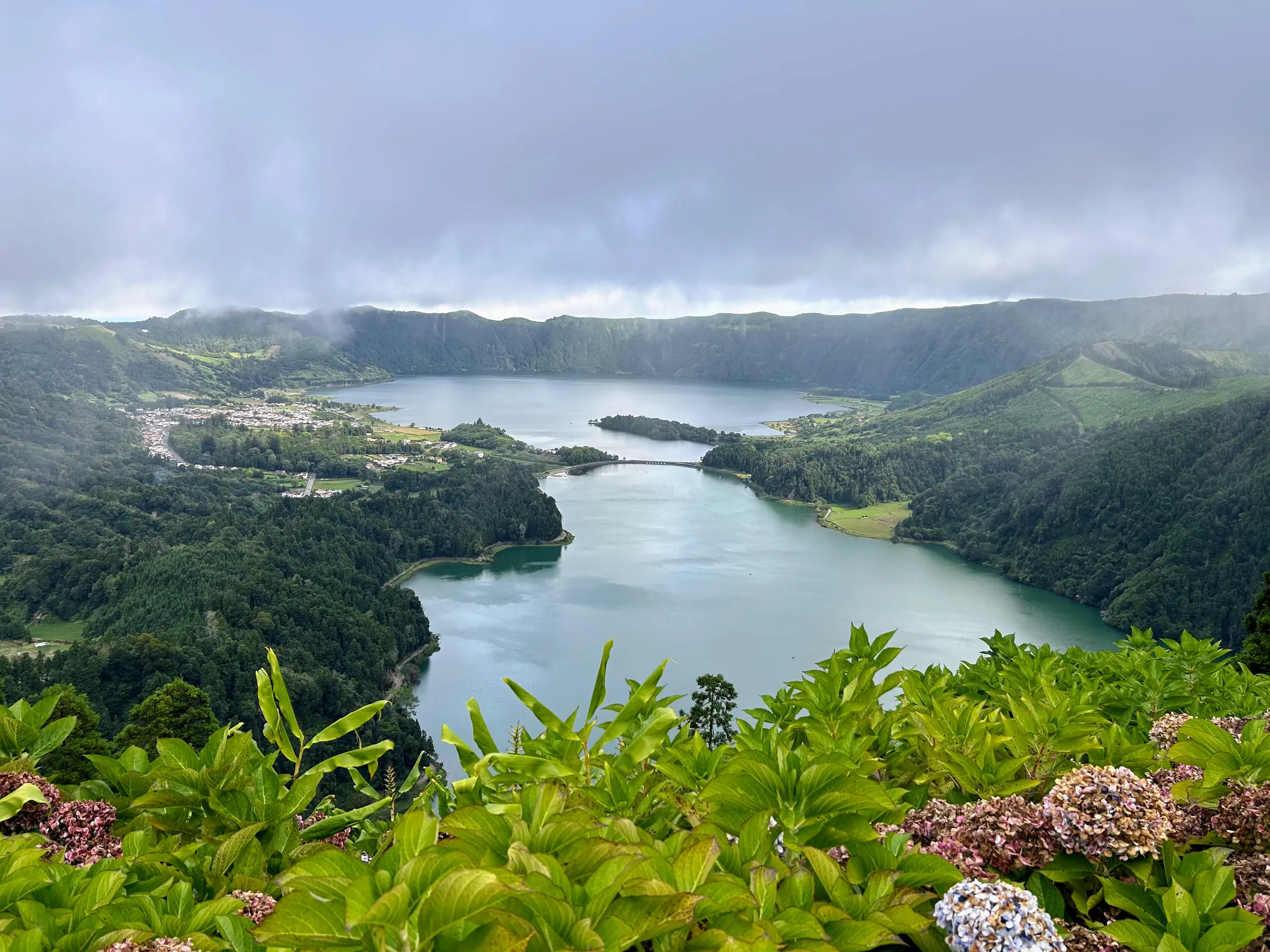 Kratersee von Sete Cidades mit blühenden Hortensien