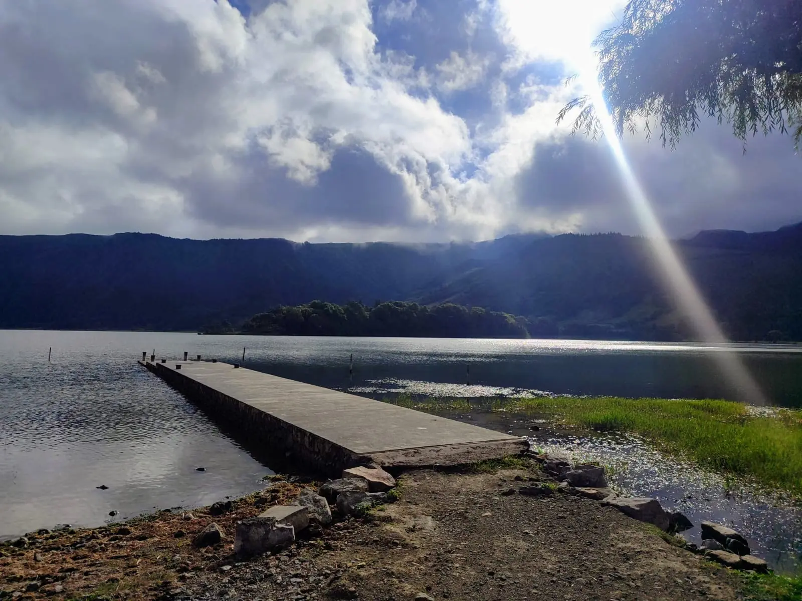 Steg am Kratersee von Sete Cidades