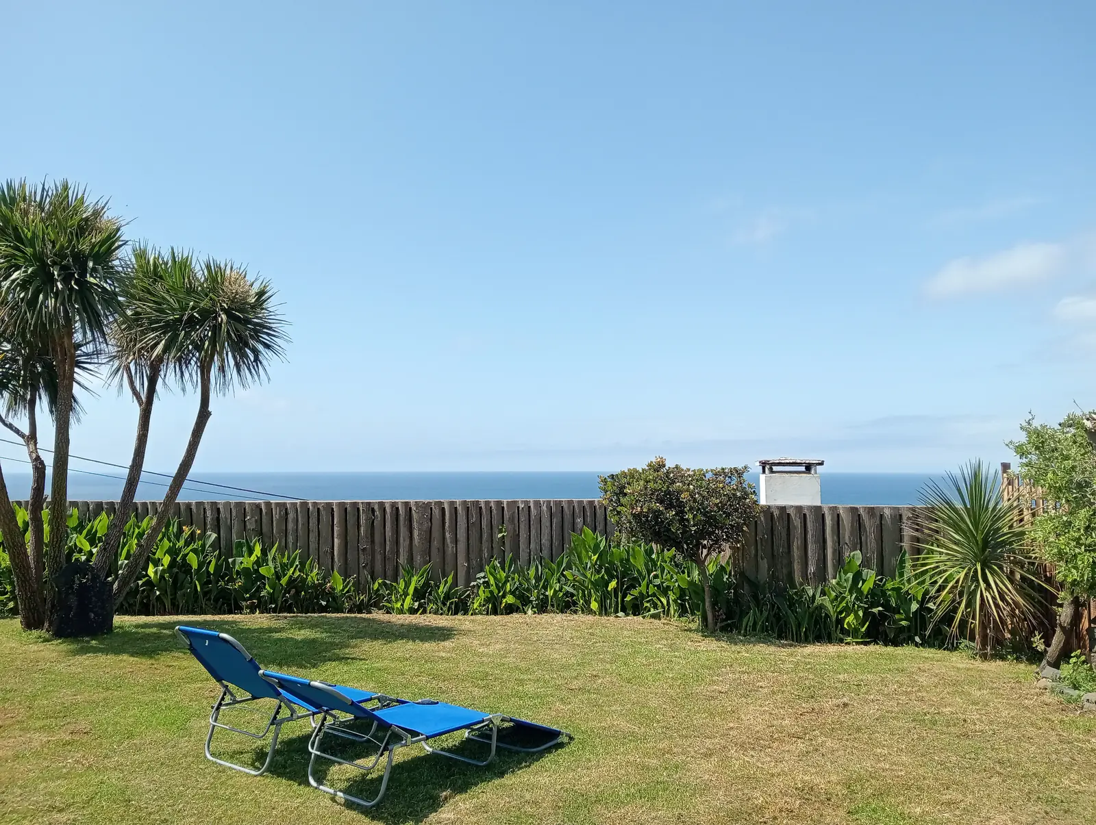 Garten mit Liege und Blick aufs Meer