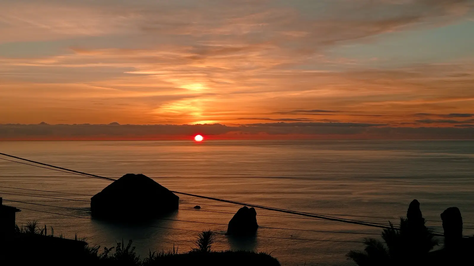Sonnenuntergang über dem Atlantik mit Felsinseln vor der Küste
